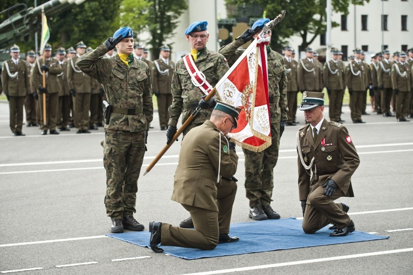 Zgodnie z obowiązującym ceremoniałem wojskowym, zdający...