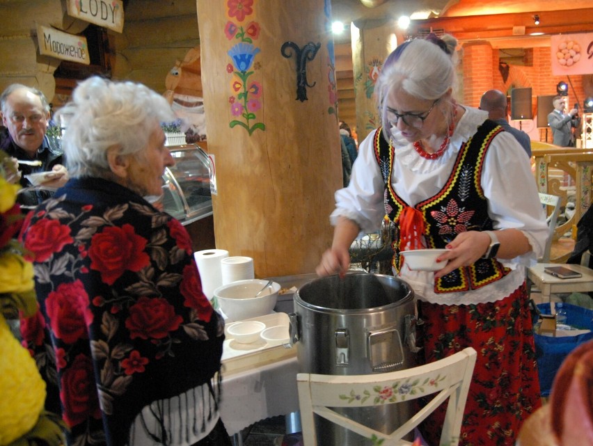 Tłumy mieszkańców na Jarmarku Wielkanocnym w Proszeniu. Nagrodzono najlepsze wielkanocne potrawy ZDJĘCIA 