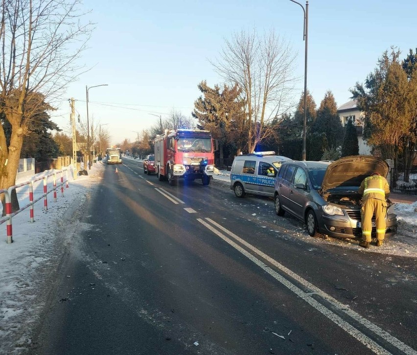 Zderzenie dwóch volkswagenów na ulicy Batalionów Chłopskich w Pińczowie. Kierowca w szpitalu