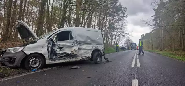 W wypadku pod Kołobrzegiem zderzyły się trzy samochody. Jedno z aut dachowało. 