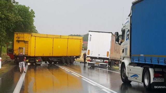 Do jednego z wypadków doszło na DK78 w Pradłach. Budowa obwodnicy mogłaby zmniejszyć ilość takich zdarzeń drogowych.