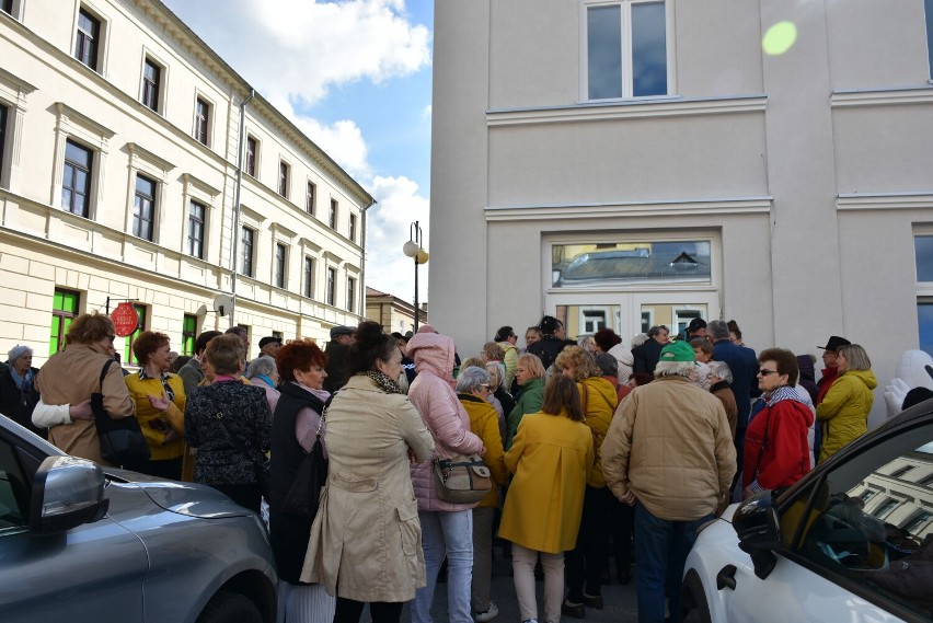  Huczne otwarcie "Senior Cafe" w Chełmie  z protestem w tle. Zobacz zdjęcia