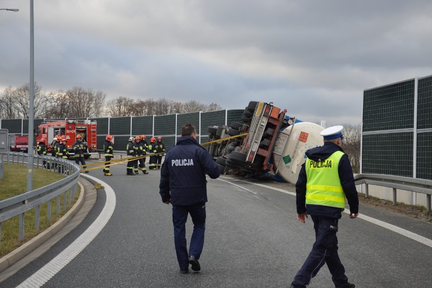 Groźnie na A4. Przewrócona cysterna blokowała wjazd [ZDJĘCIA]