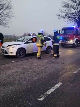 Wypadek w Nowej Kiszewie Chróstach. 27-letni pijany kierowca volkswagena uderzył w forda ZDJĘCIA