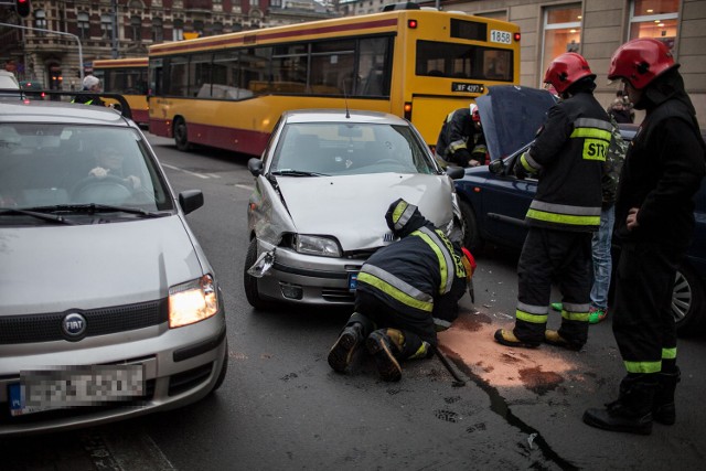 Pijany kierowca na Brzeźnej w Łodzi zderzył się z trzema samochodami