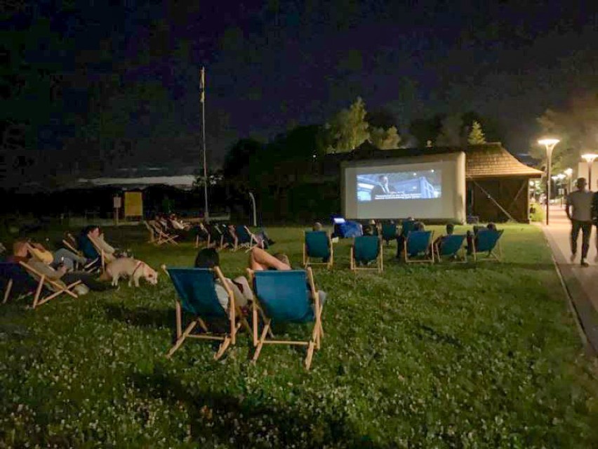 Letnie Kino w piątkowy wieczór w pniewskich Łazienkach