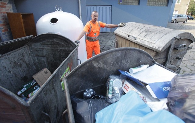 Odbiór śmieci w Mysłowicach: Odpady suche z osiedli budynków wielorodzinnych wywożone są raz na dwa tygodnie. Zdaniem mieszkańców to za rzadko.