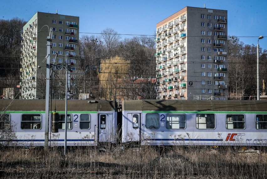 PKP Intercity wznawia kilka połączeń kolejowych z...