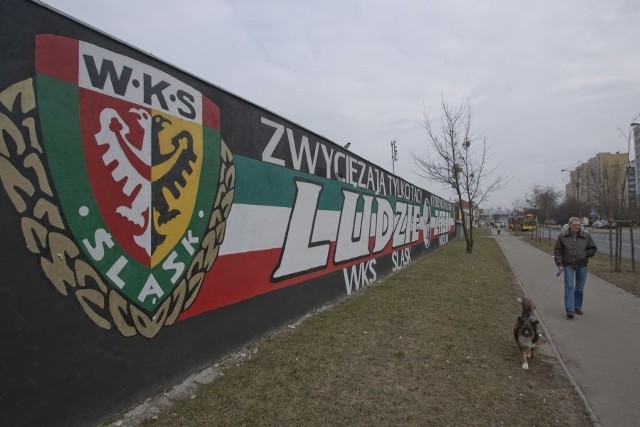 Czy sobotnie zajście zostało sprowokowane obsikaniem ściany z herbem WKS Śląsk?