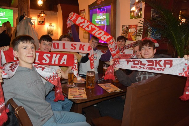 Kibice w Tarnowie nie zawiedli. Ubrani w biało-czerwone szaliki, czapki i koszulki głośno dopingowali naszych w pubach i restauracjach