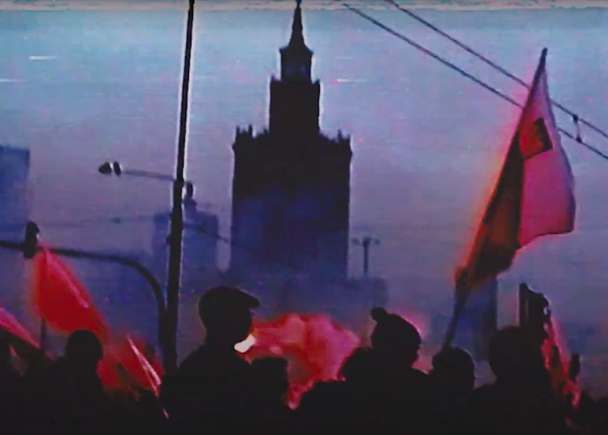 Marsz Niepodległości nagrany w klimacie VHS. ''Mocne. Gdyby nie szczegóły, można pomyśleć, że to rzeczywiście lata 90.''