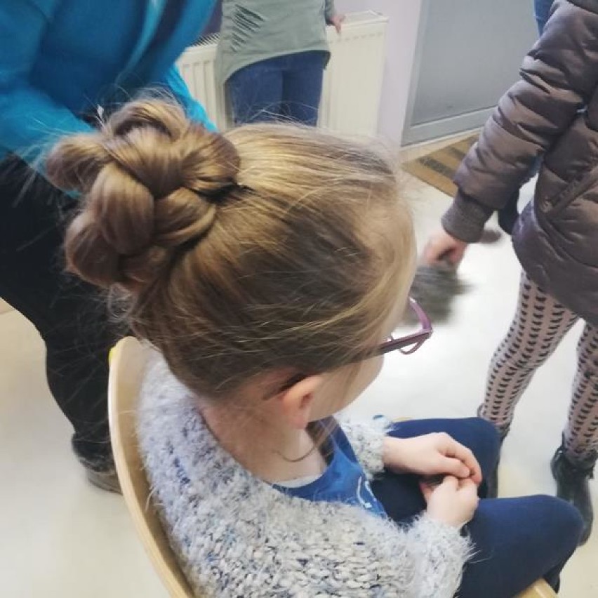 KOBYLIN: Uczennice szkoły branżowej urządziły pokaz fryzjerski dla młodszych kolegów i koleżanek