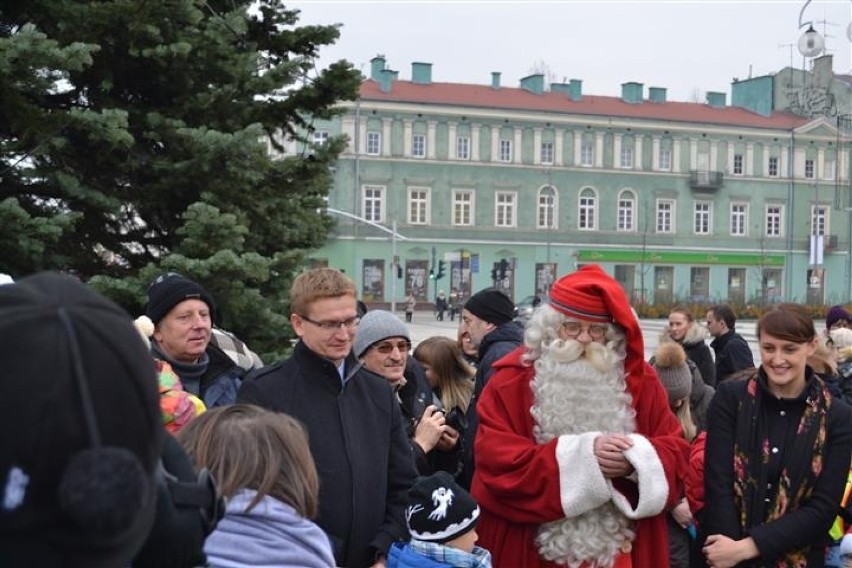 Częstochowa: Mikołaj rodem z Laponii spotkał się z przedszkolakami na Placu Biegańskiego