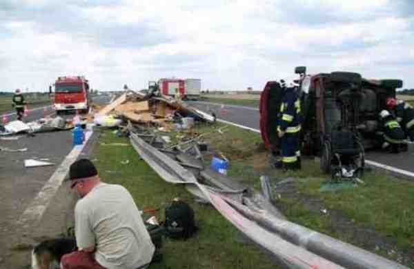 Bus z przyczepą przewrócił się na A2