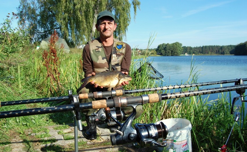 Wędkarski Puchar Babiego Lata - Piotr Gryniewicz z Rosnowa - łowca najwiekszej ryby festynu, karpia o wadze 2.2 kg