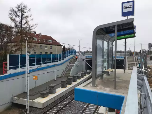 Takie rzeczy budują w Szczecinie! Przystanek wiszący nad linią kolejową