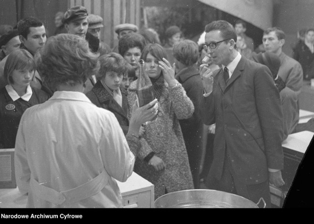 Centralny Dom Towarowy w Warszawie. Prezentacja środków czyszczących. Widoczny mężczyzna z mikrofonem w ręku oraz klienci oglądający prezentację.
1967