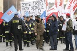 Wrocław: Protest służb mundurowych przed urzędem wojewódzkim (ZDJĘCIA)
