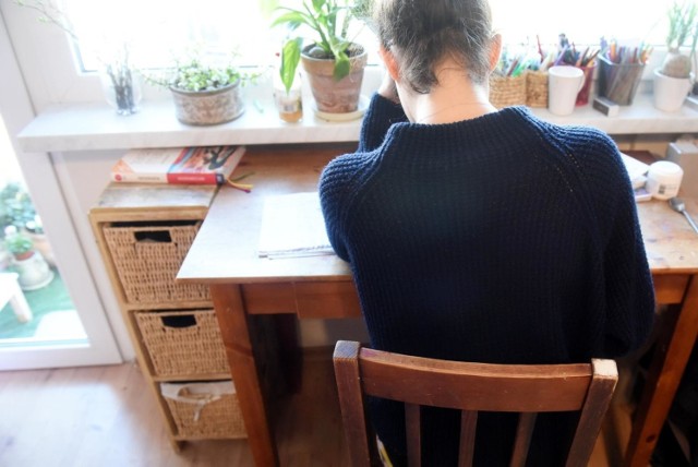 Starsi uczniowie klas IV - VIII oraz szkół ponadpodstawowych po feriach wrócą najprawdopodobniej do nauki zdalnej. Jednak nie ma na razie rozporządzenia w tej sprawie...