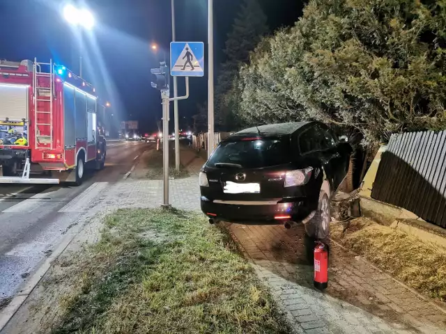 Auto wypadło z drogi wskutek nadmiernej prędkości.