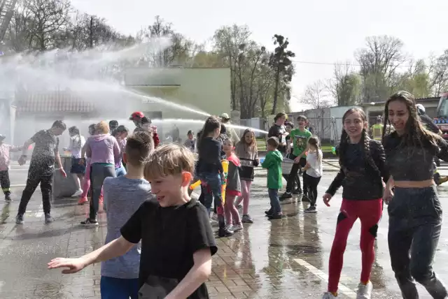 Strażacy z Wołczyna po raz trzeci zafundowali mieszkańcom gminy lany poniedziałek. Polały się hektolitry wody.