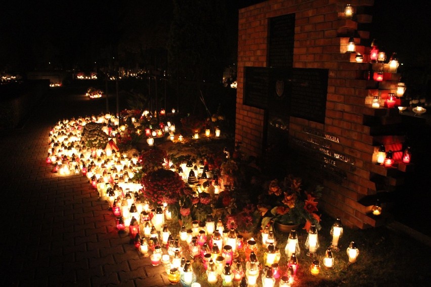 Nocny spacer po wieluńskim cmentarzu [ARCHIWALNE ZDJĘCIA]