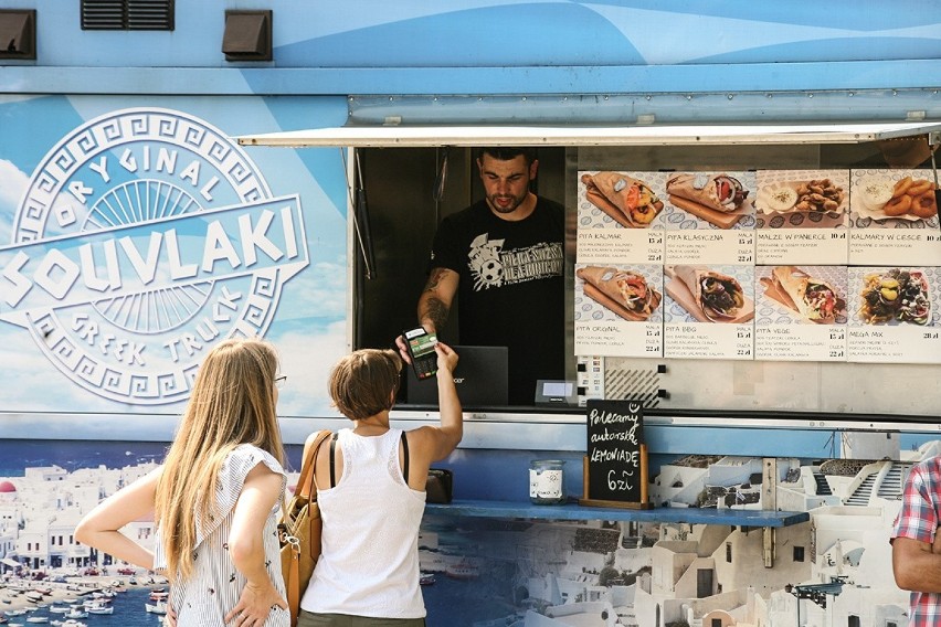 Przez dwa dni, sobotę i niedzielę, food trucki karmiły...