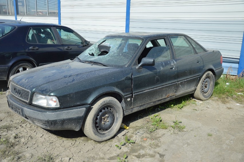 Porzucone audi na parkingu obok dworca kolejowego w Bochni