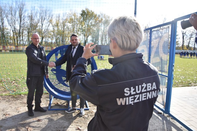 Oryginalny pojemnik na nakrętki stanął przy boiskach treningowych Unii Tarnów