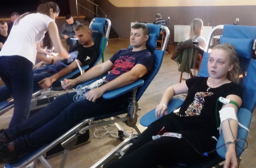 W Moszczenicy oddali krew dla mechanika, którego przygniótł samochód