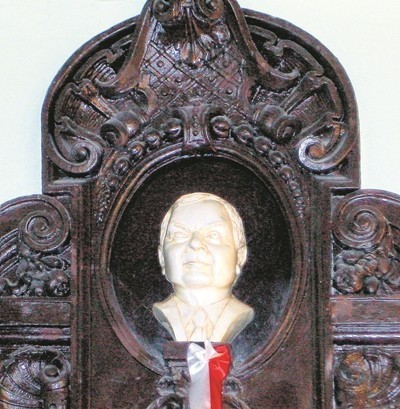 Popiersie prezydenta Lecha Kaczyńskiego nad wejściem do sali