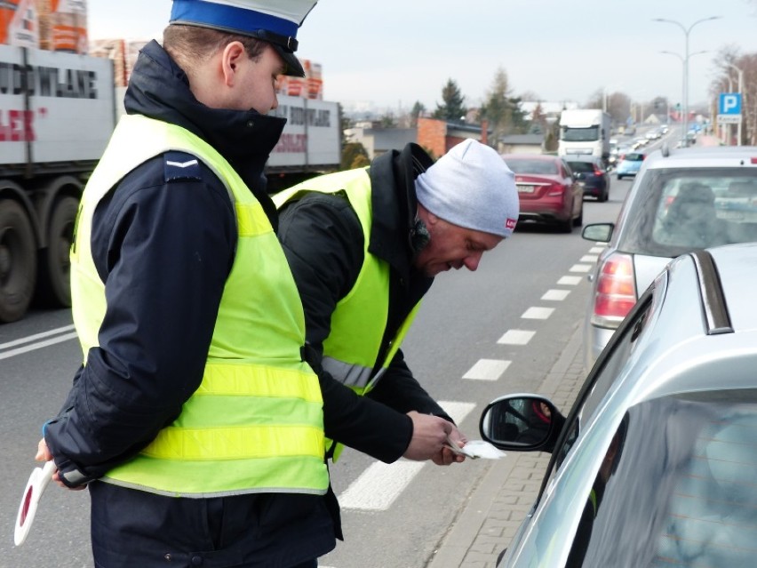 Policja w Kaliszu rozdawała zapachy samochodowe, by...