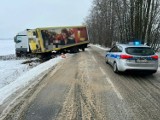 Wypadek ciężarówki na Dolnym Śląsku. Samochód wpadł w poślizg i wjechał do rowu