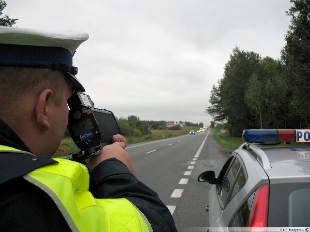 Akcja Bezpieczna ósemka. Przez cały ubiegły miesiąc podlascy policjanci ruchu drogowego prowadzili na terenie województwa działania „Bezpieczna ósemka”. Głównym celem akcji, skoncentrowanej na przebiegającej przez 7 podlaskich powiatów trasie krajowej nr 8, była poprawa bezpieczeństwa na drogach, ograniczenie liczby wypadków oraz zminimalizowanie skutków tych zdarzeń. Codziennie policjanci wspomagani przez funkcjonariuszy Inspekcji Transportu Drogowego i Straży Granicznej patrolowali tą najruchliwszą w naszym województwie arterię. 

Zobacz:  Wypadek w Horodniance. Zginął 19-letni pasażer osobówki