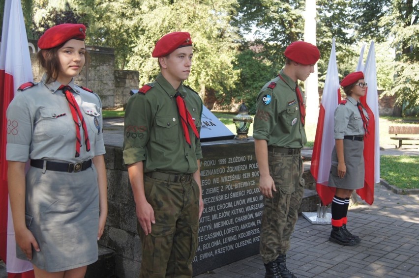 Radomsko: Kwiaty w rocznicę wybuchu II wojny światowej [ZDJĘCIA]