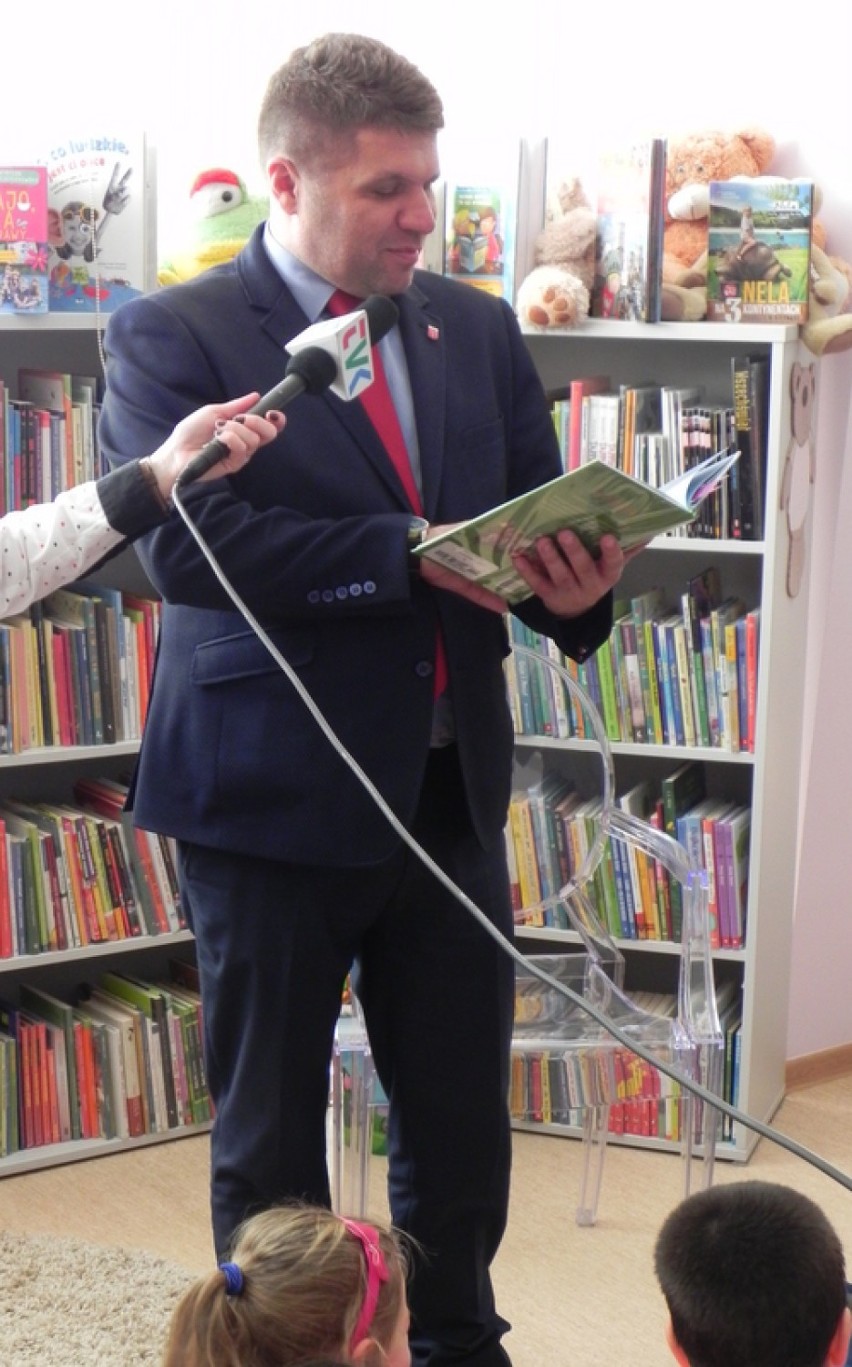 Wieluń: Rodzinne czytanie w miejskiej bibliotece[Zdjęcia]