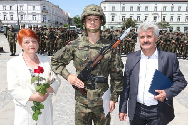 Mateusz Boroń z Kielc został wyróżniony listem gratulacyjnym za wzorową służbę. Na zdjęciu z rodzicami - Bożeną i Waldemarem.