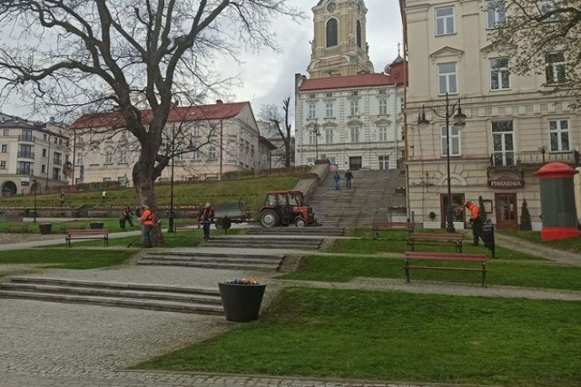 Zakład Usług Komunalnych w Przemyślu pochwalił się pierwszym w tym roku koszeniem trawników.