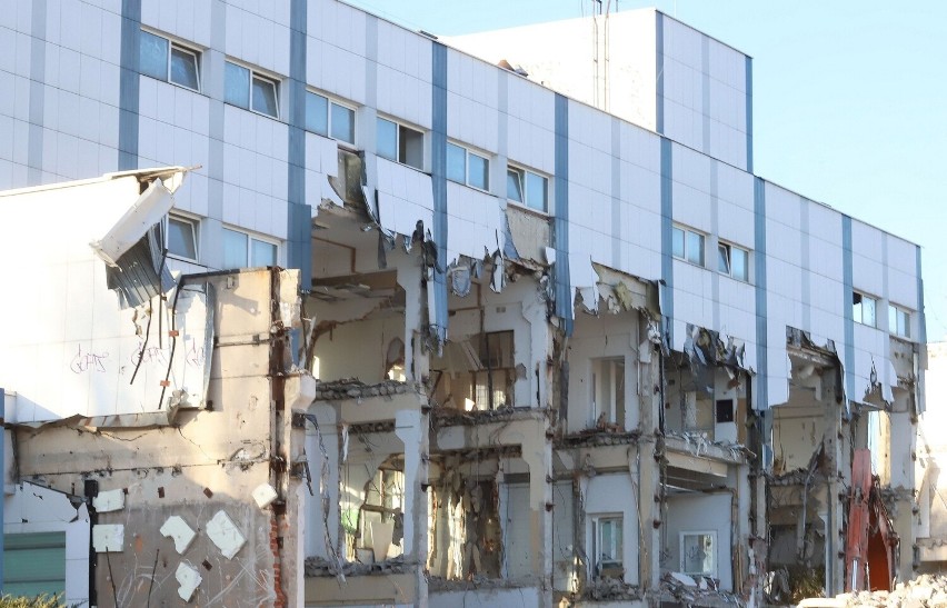Trwa wyburzanie budynków po byłej Radomskiej Wytwórni Telefonów. Zobaczcie najnowsze zdjęcia