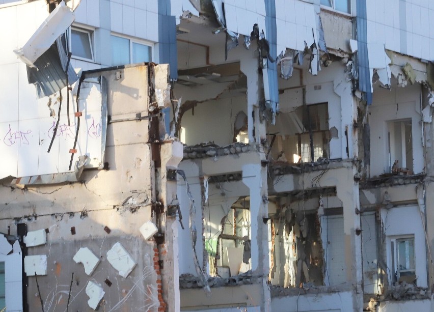 Trwa wyburzanie budynków po byłej Radomskiej Wytwórni Telefonów. Zobaczcie najnowsze zdjęcia