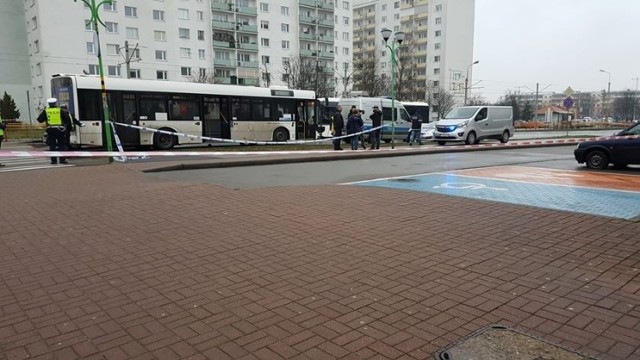 Tragicznie rozpoczął się wtorek w Toruniu. Na ulicy Ślaskiego autobus MZK śmiertelnie potrącił pieszego.

Do zdarzenia doszło po godzinie 5 podczas porannego szczytu w Toruniu.  Na przejściu dla pieszych autobus MZK potrącił kobietę. Trwa ustalanie tożsamości potrąconej osoby. 41-letni kierowca MZK był trzeźwy. Więcej informacji wkrótce.

Czytaj też:

Wypadek autobusu trzech ciężąrówek na autostradzie

Dwa staranowane radiowozy pod Toruniem