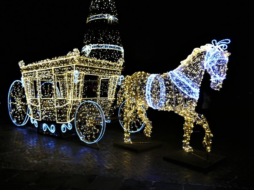 W Koszalinie pojawiły się pierwsze świąteczne dekoracje.