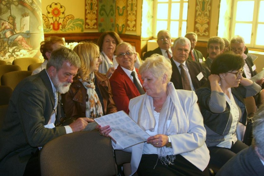 Absolwenci I LO w Ostrowie spotkali się 50 lat po maturze [FOTO]