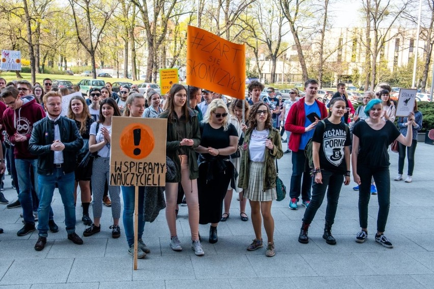 Strajk nauczycieli wciąż trwa. Wiele osób i instytucji...