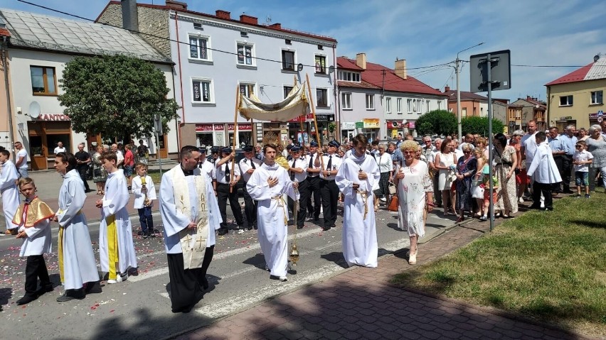 Mnóstwo osób wzięło udział w procesji Bożego Ciała, która...