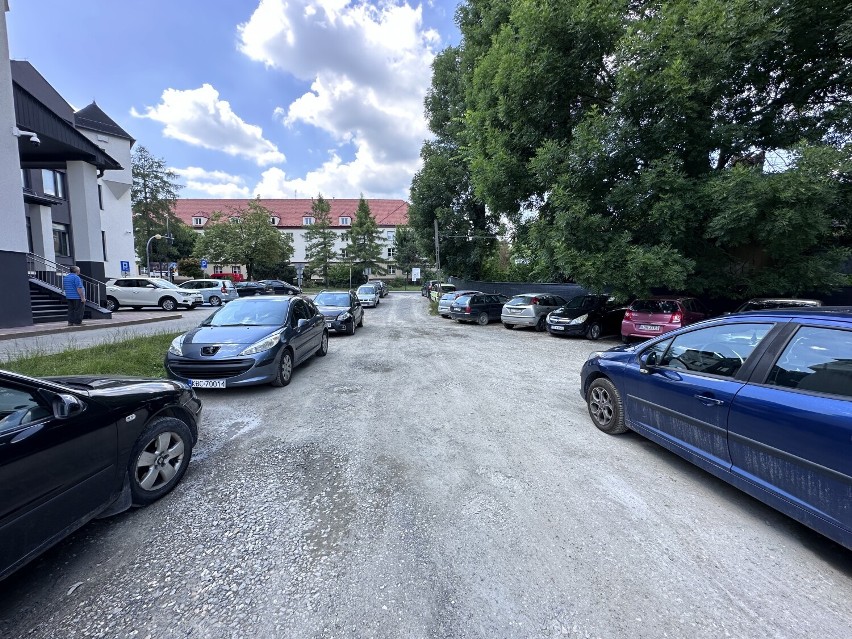 Czy to kres jednego z ostatnich bezpłatnych parkingów w Bochni? Magistrat szuka chętnego do wydzierżawienia terenu obok ZUS