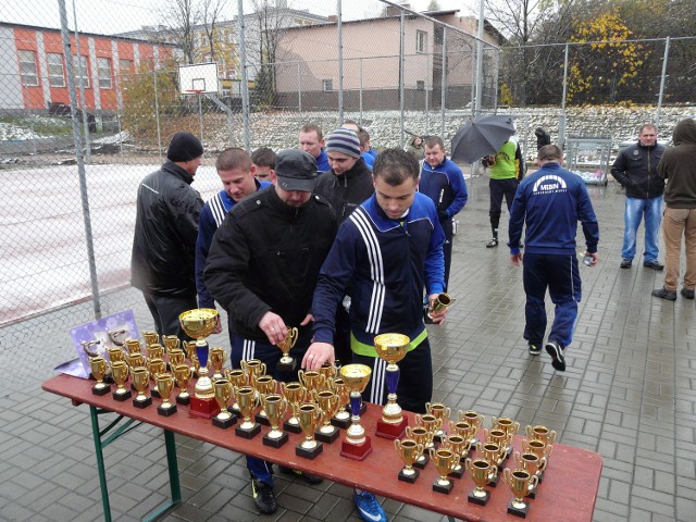Piłkarze Mebinu odbierają pamiątkowe statuetki za zwycięstwo w lidze