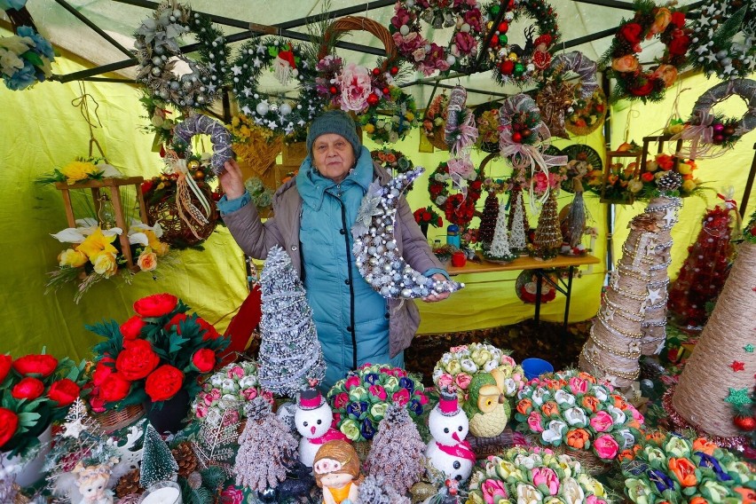 Drugie urodziny bazarku w Boguchwale. Zimowa pogoda nie odstraszyła. Kupisz tam produkty regionalne, ale też ozdoby świąteczne [ZDJĘCIA]