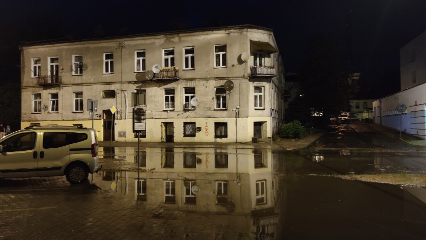 Kilka ulic miasta zostało zalanych przez intensywne opady...