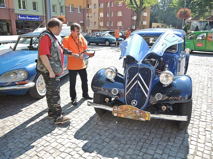 VI Ogólnopolski Zlot Zabytkowych Citroenów Maciejewo 2014 - pokaz na rynku w Stargardzie